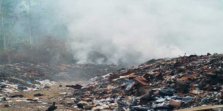 Emergencia ambiental: humo tóxico en basurero de Bahía Solano