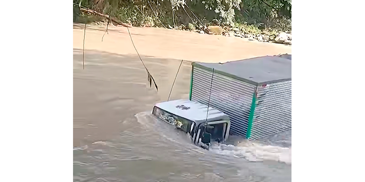 Tadó, Chocó: vehículo cae al río San Juan, conductor está desaparecido