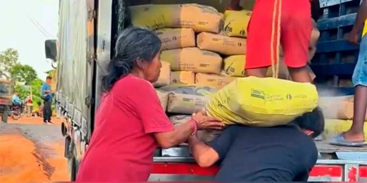 Funcionarios de la gobernación de Cundinamarca donan materiales de construcción a familias indígenas de Quibdó